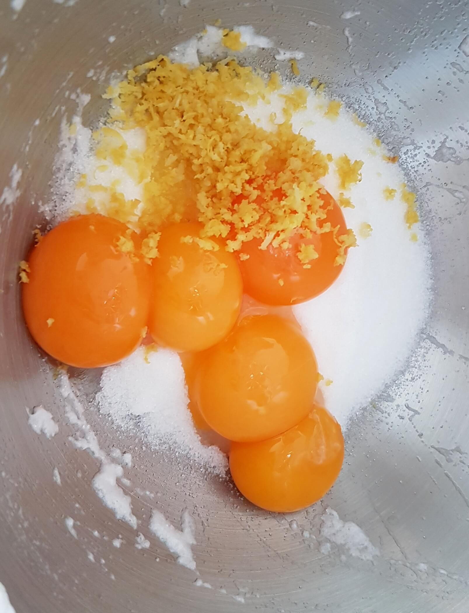 Creme aus Ei, Zitrone und Zucker